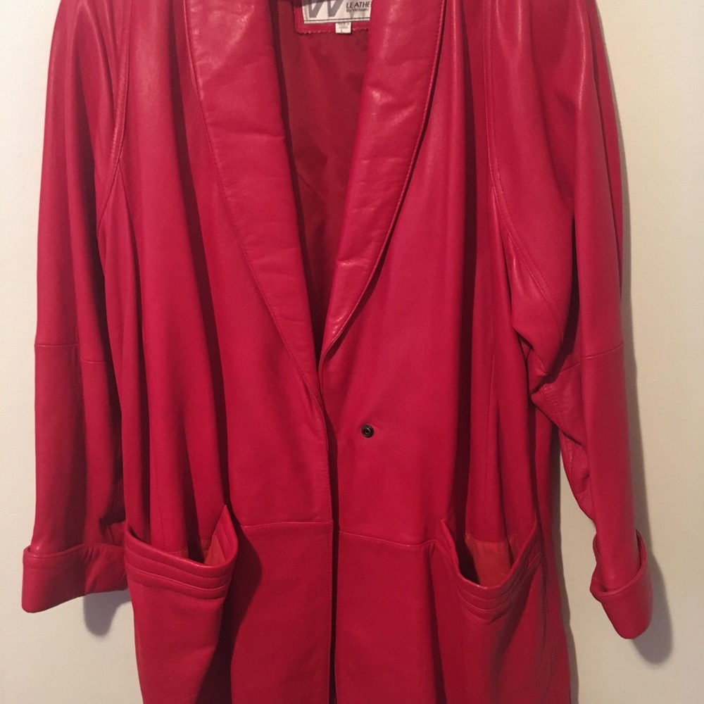 WOMEN’S LEATHER COAT